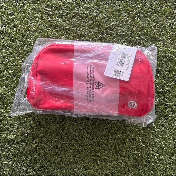 LULULEMON Everywhere Belt Bag 1L - Lulu Red - Picture 2 of 2